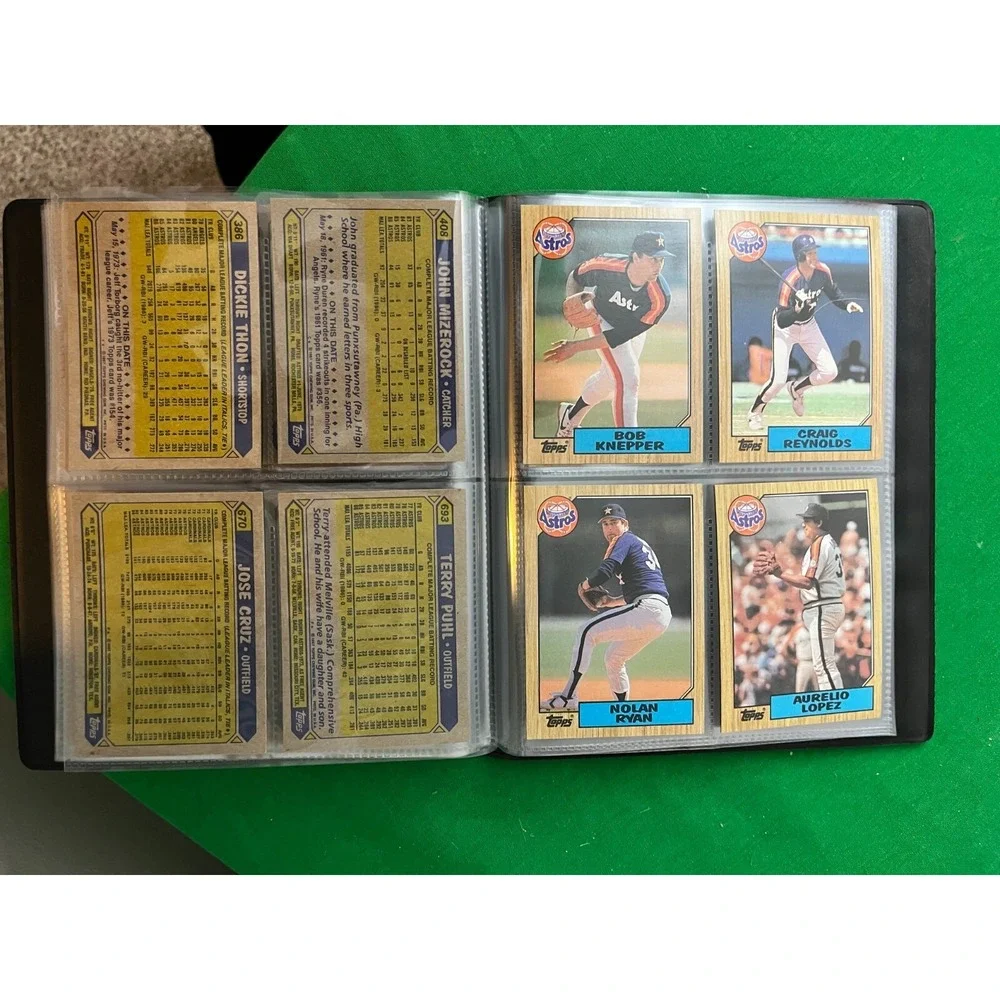 Houston Astros 1987 Topps‎ Team Set with 40 card collector album.